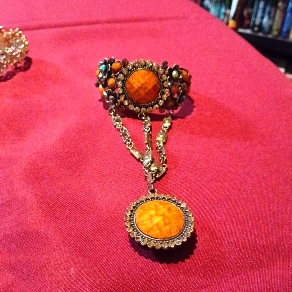 Decorative bracelet with ring attached💛 - Picture 1 of 5